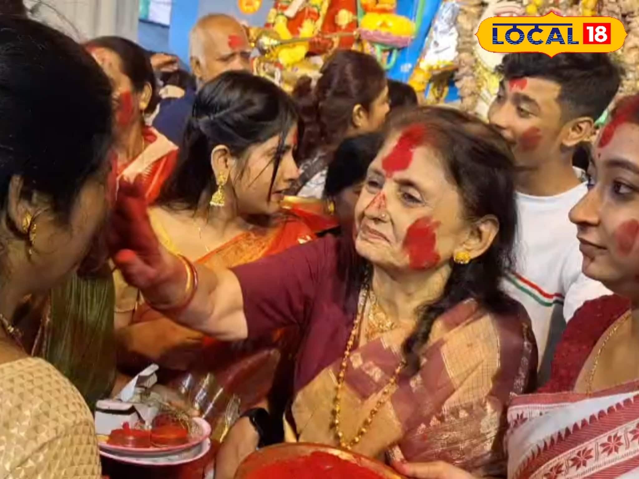 বিষাদেও আনন্দের সুর! কৃষ্ণনগর রাজবাড়িতে সিঁদুর খেলায় মেতে উঠলেন রানীমা  থেকে সাধারণ