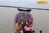 বৃষ্টি ভেজা টাকির ইছামতীতে বিসর্জন দেখতে উপচে পড়ল ভিড়! ভৌগোলিক বেড়াজাল পেরিয়ে মিশে গেল আব