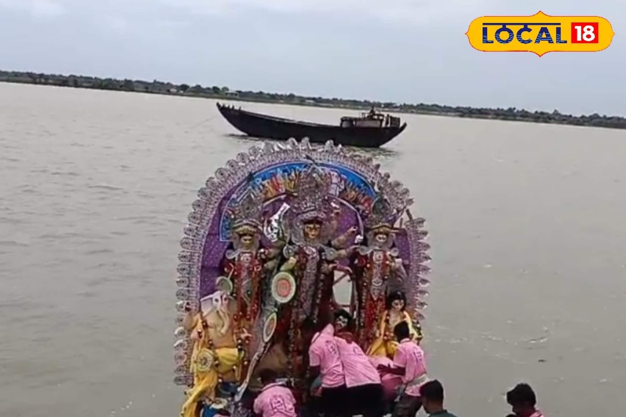 ইছামতীতে বিসর্জন দেখতে উপচে পড়ল ভিড়! ভৌগোলিক বেড়াজাল পেরিয়ে মিশে গেল আবেগ