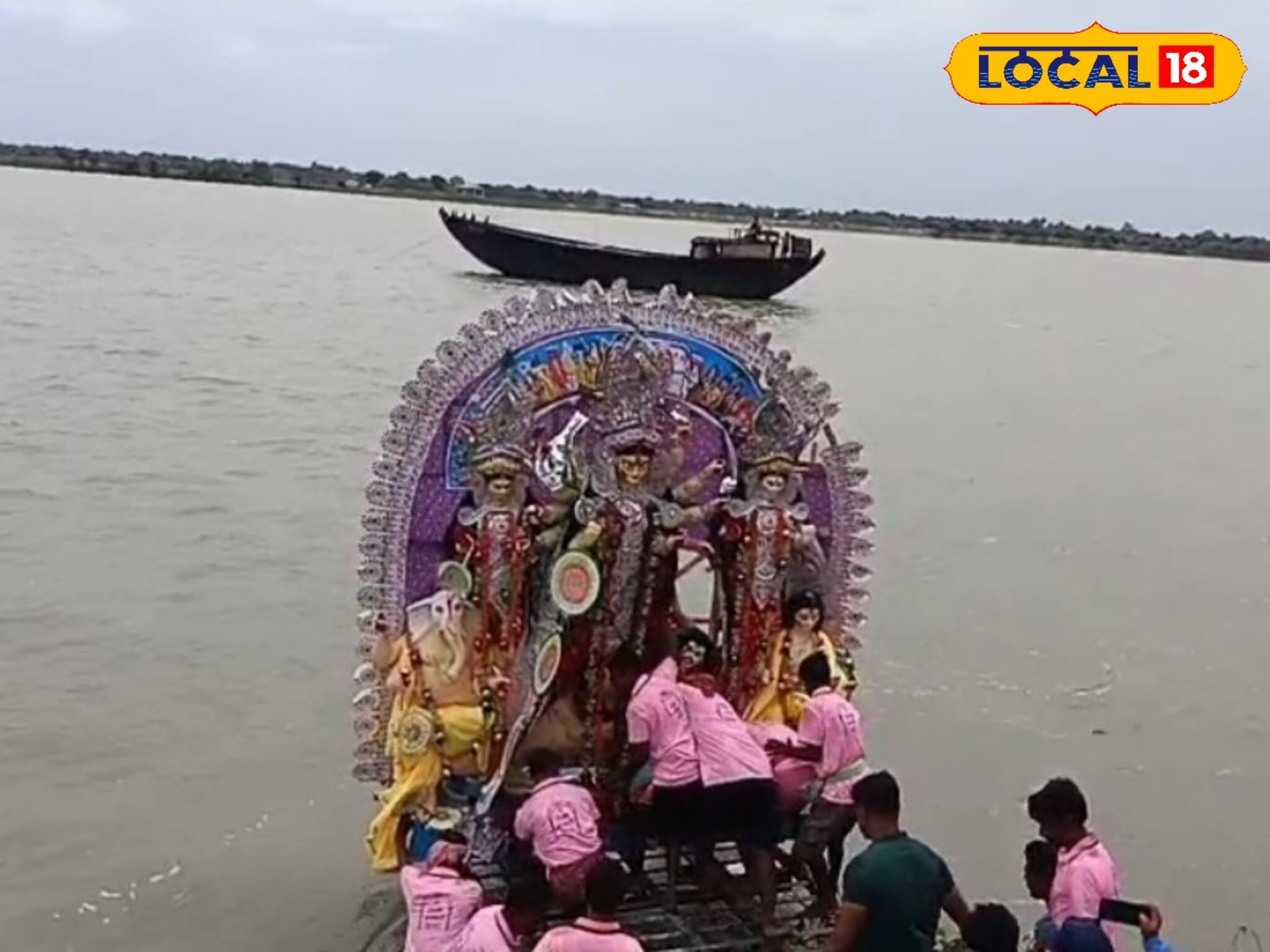 ইছামতীতে বিসর্জন দেখতে উপচে পড়ল ভিড়! ভৌগোলিক বেড়াজাল পেরিয়ে মিশে গেল আবেগ