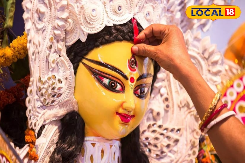 সংসারের মঙ্গল কামনায় দেবীকে বরণ করার কিছু নিয়ম রয়েছে। স্নান সেরে শুদ্ধবসনে পায়ে আলতা, কপালে সিঁদুর পরেই শুরু হয় বরণপর্ব। তবে আগে থেকে গুছিয়ে নিতে হয় সেই বরণডালা। সুস্মিতা গোস্বামী 