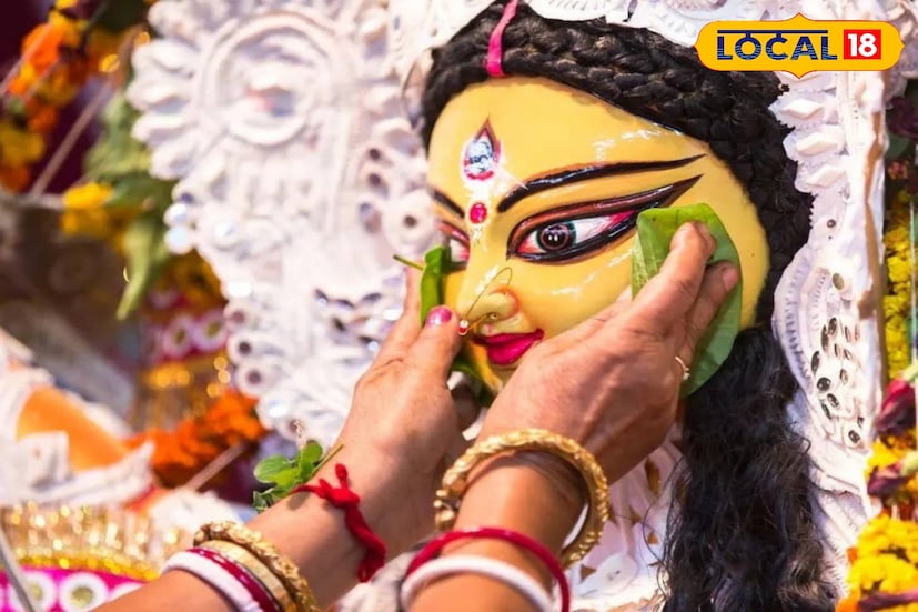 ষষ্ঠী থেকে নবমী আনন্দে, ঢাকের তালের মধ্যেই মুহূর্তেই যেন এসে হাজির হয় বিদায়ের সুর। আজ বিজয়া দশমী। দুর্গাপুজোর অবসান এই দিনে। তবে শেষ দিনে আবেগের সঙ্গে জড়িয়ে থাকে একাধিক রীতি, যার মধ্যে অন্যতম দেবী দুর্গার বরণ। সুস্মিতা গোস্বামী 