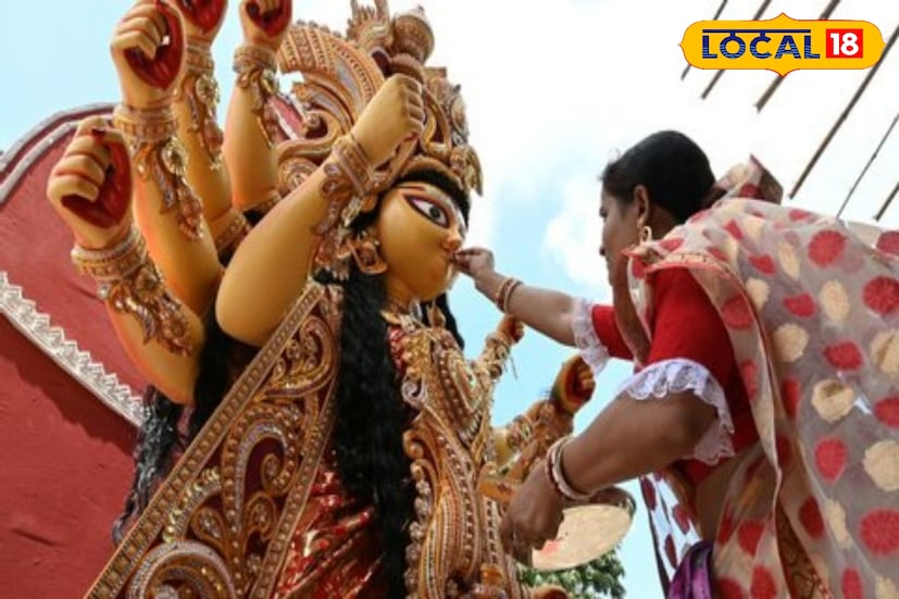সবশেষে শুরু হয় মিষ্টিমুখ ও জলপান করানোর পালা। আগে থেকে বানানো পানের খিলি যেন মায়ের হাতে তুলে দেওয়া চাই। তবে, শুধু মা দুর্গাই নন একই নিয়মে একে একে বরণ করতে হয় বাকি দেবদেবী এবং তাঁদের বাহনদেরও। সুস্মিতা গোস্বামী 