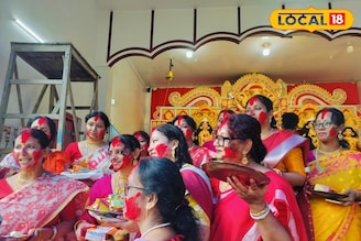 বিজয়া দশমীতে বরণ শেষে চলে সিঁদুর খেলা! বরণডালার মধ্যে কী কী রাখতে হয় জানেন?