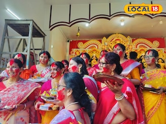 বিজয়া দশমীতে বরণ শেষে চলে সিঁদুর খেলা! বরণডালার মধ্যে কী কী রাখতে হয় জানেন?