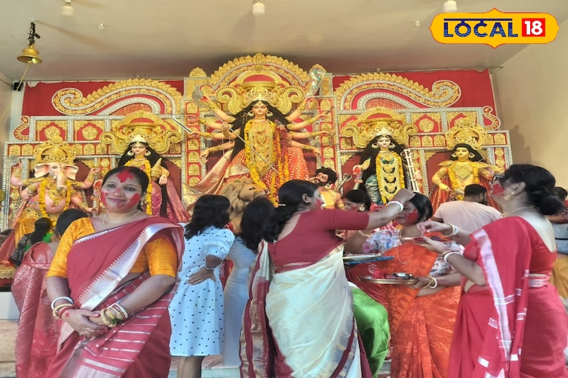 এই পর্ব মিটলেই শুরু হয় সেই বহু প্রতীক্ষিত সিঁদুরখেলার পর্ব। সংসার জীবন সর্বদা যেন সুখের হয়, সেই কামনাতেই চলে সিঁদুরখেলা। মহিলারা একে অপরের কপালে, সিঁথিতে ও গালে সিঁদুর পরিয়ে দেন। হাসি-আনন্দে ভরে ওঠে পুরো পরিবেশ। লাল রঙে রাঙিয়ে ওঠে আনন্দ ও বিজয়ার আবেগের ছবি। সুস্মিতা গোস্বামী 