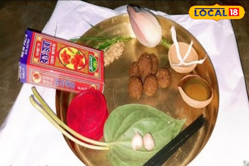 এই বরণডালার মধ্যে কী কী রাখতে হয় জানেন কি! নিয়ম মেনে সিঁদুর, পান, সুপুরি, পানের খিলি, মিষ্টি, একটি ১ টাকার মুদ্রা রাখা আবশ্যিক। অনেকে আবার সতর্ক হয়ে ধূপকাঠি ও প্রদীপও রাখেন। সুস্মিতা গোস্বামী 