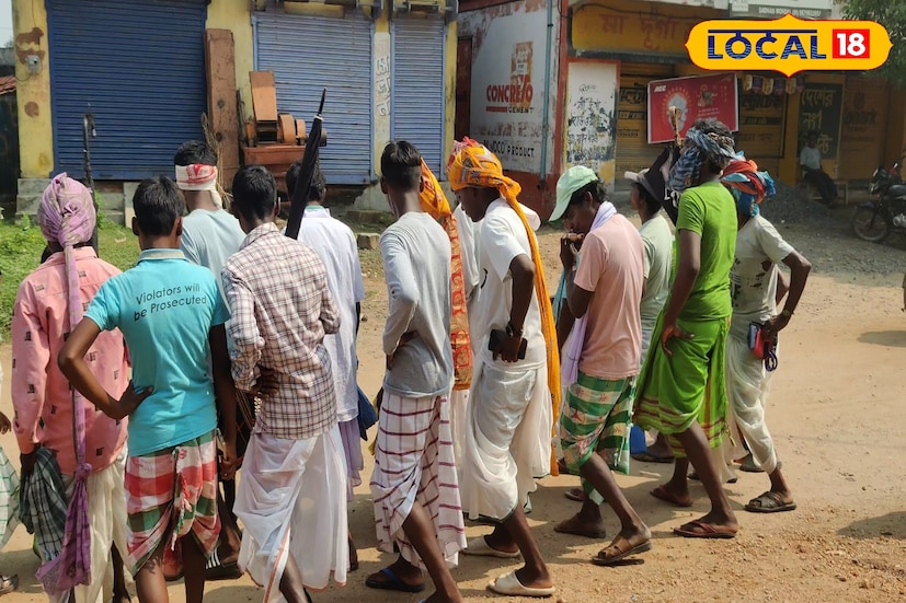 স্থানীয় বাসিন্দারা জানান, বহু শতাব্দীর ঐতিহ্য বহন করছে এই ‘দাসাই পরব’। সমাজ পাল্টালেও খয়রাশোল ব্লকের আদিবাসীরা এখনও গর্বের সঙ্গে নিজেদের এই আচার-অনুষ্ঠান পালন করেন। ছবি ও তথ্য: সুদীপ্ত গড়াই 