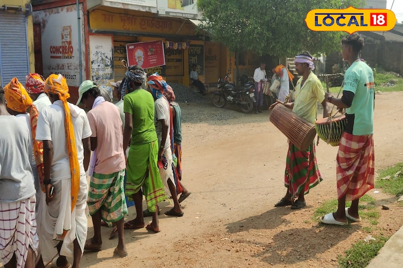 এই দিনে গ্রামের বিভিন্ন রাস্তায় ও বাজারে ঢোল, মাদল, করতালের তালে শুরু হয় বিশেষ নৃত্য ‘দাসাই নাচ’। তাঁদের বিশ্বাস, ছদ্মবেশে লুকিয়ে থাকা ‘হুদুড় দুর্গা’-কে খুঁজে বের করতেই এই নাচের আয়োজন। ছবি ও তথ্য: সুদীপ্ত গড়াই 