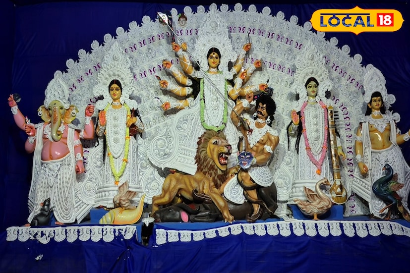প্রতিমার সাজ সাবেকি। এই বছরের বাজেট প্রায় ৯ লক্ষ টাকা। পুজো কমিটির সম্পাদক সোমনাথ ঘর বলেন, 'বৃষ্টির জন্য সমস্ত অনুষ্ঠান বাতিল করতে বাধ্য হয়েছি। বৃষ্টি থামলেই প্রচুর দর্শনার্থী আসছেন।' (ছবি ও তথ্যঃ তন্ময় নন্দী)