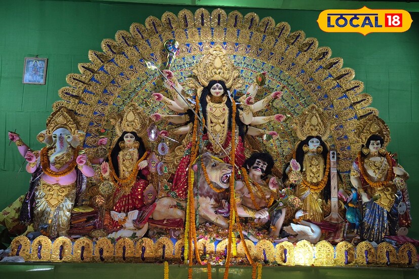 মাঝেরপাড়া সর্বজনীনের গোটা মণ্ডপ জুড়ে অসাধারণ কারুকার্য, সবুজ অরণ্য সুন্দরীর ছোঁয়া। মণ্ডপের দেওয়াল জুড়ে শিশুদের হাতে আঁকা দুর্গার বিভিন্ন ছবি রয়েছে। পুজো কমিটির সদস্য শ্যাম সুন্দর রায় বলেন, 'প্রতিবারই আমাদের চমক থাকে। এই বছরও ব্যতিক্রম হয়নি।'