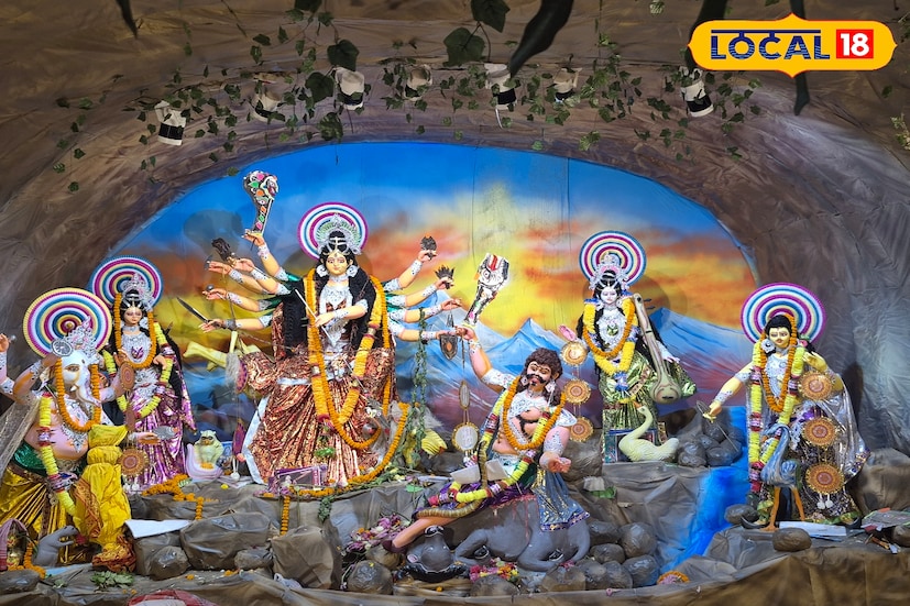প্রতিবছরের ন্যায় এই বছরও ঝাড়গ্রামের অরণ্য সংঘ ক্লাবের পুজো দেখতে ভিড় জমাচ্ছেন দর্শনার্থীরা। পুজো কমিটির সদস্য তমাল মন্ডল বলেন, প্রত্যেক দিনের মতো দশমীর সন্ধ্যাতেও উপচে পড়ে ভিড়।