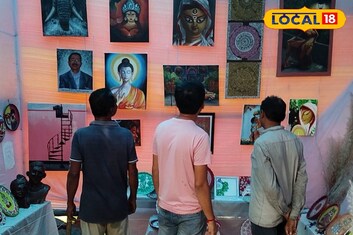 ম্যুরাল থেকে ভাস্কর্য! অমূল্য প্রদর্শনীর সম্ভারে মন জয় করল এই গ্রামের পুজোয় আসা দর্শকদের