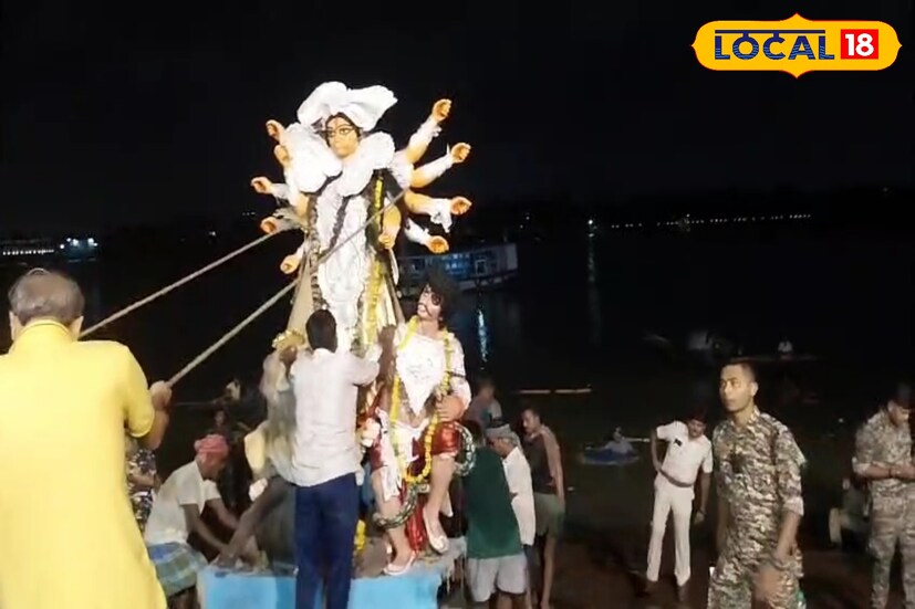 এবারের মতো বিদায় নিলেন দেবী দুর্গা। বিদায়বেলায় পানিহাটি সহ গঙ্গার ঘাটগুলি ভক্তদের আবেগে ভরে উঠল। দশমীর সকাল থেকেই সিঁদুর খেলায় মেতে ওঠেন মহিলারা। কেউ সিঁদুরে মুখ রাঙিয়ে, কেউ প্রার্থনায় মগ্ন হয়ে মা দুর্গার শেষ দর্শনে পৌঁছন। (ছবি ও তথ্যঃ রুদ্র নারায়ণ রায়)