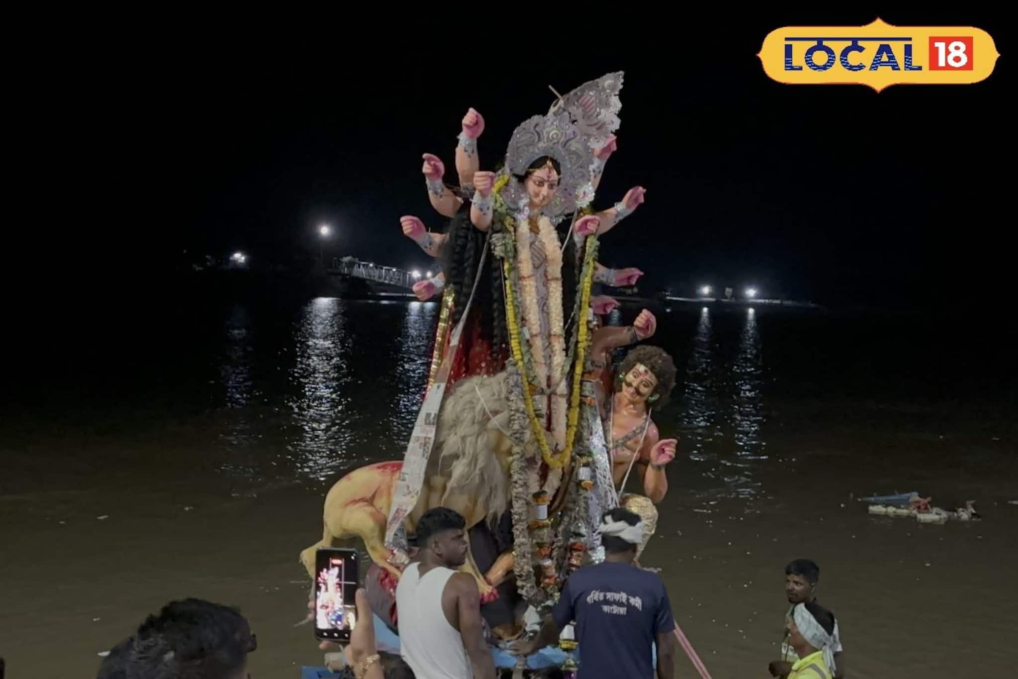 শুধু কার্তিক পুজো নয় দুর্গাপুজোতেও থেমে নেই কাটোয়া, দশমীর রাতে মেতে উঠলেন শহরবাসী! 