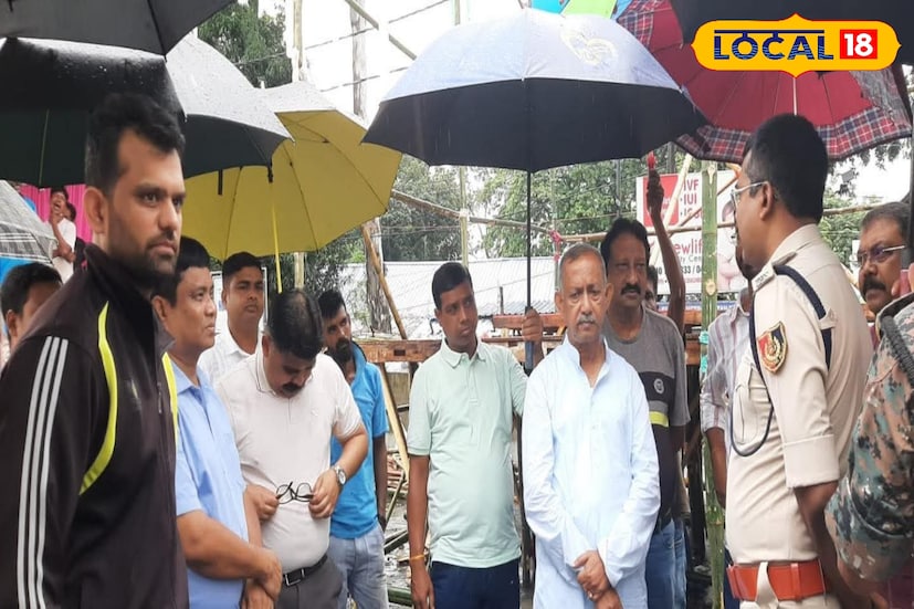 শুক্রবার সকালে কার্নিভালের স্থান হিলকার্ট রোড পরিদর্শন করেন শিলিগুড়ির মেয়র গৌতম দেব, ডেপুটি মেয়র রঞ্জন সরকার, এসডিও শিলিগুড়ি, ডিসিপি ট্রাফিক, পুরো কমিশনার ও সচিব। সঙ্গে ছিলেন পুরনিগমের বাস্তুকার এবং অন্যান্য দপ্তরের আধিকারিকরাও। নিরাপত্তা, ভিড় নিয়ন্ত্রণ ও সামগ্রিক ব্যবস্থাপনাকে কেন্দ্র করে একাধিক সিদ্ধান্ত নেওয়া হয়েছে। প্রশাসনের বার্তা স্পষ্ট—“শহরবাসীর জন্য নির্ভুল ও নিরাপদ কার্নিভাল উপহার দিতে চাই আমরা।” ছবি ও তথ্য : ঋত্বিক ভট্টাচার্য
