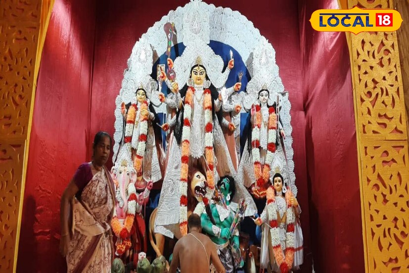 শহরের জনপ্রিয় ও ঐতিহ্যবাহী পুজো কমিটিগুলোর পাশাপাশি মহিলা পরিচালিত পুজো কমিটির অংশগ্রহণ এবার উৎসবকে এক ভিন্ন মাত্রা দেবে বলেই মনে করছেন আয়োজকরা। ছবি ও তথ্য : ঋত্বিক ভট্টাচার্য