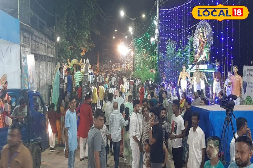 শনিবার বিকেল ৫টা থেকে শুরু হবে কার্নিভাল। হিলকার্ট রোড জুড়ে তখন ঢাকের বাদ্যি, আলোকসজ্জা আর প্রতিমা প্রদর্শনের মেলা। শহরবাসী একসঙ্গে দেখতে পাবেন বিভিন্ন পুজোর শিল্পকলা, থিম আর আবেগের মেলবন্ধন। ছবি ও তথ্য : ঋত্বিক ভট্টাচার্য