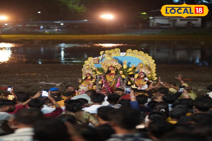 শিলিগুড়ির দশমীর আনন্দের আবহ এবারও শেষ হবে না বিসর্জনের সঙ্গে। হিলকার্ট রোডে কার্নিভালের আসরেই মিলবে সেই উৎসবের পূর্ণতা। আগামীকাল বিকেলের অপেক্ষায় তাই শহর—ঢাক, আবির, প্রতিমা আর মানুষের ভিড়ে নতুন করে বাঁচবে দুর্গোৎসবের রঙ। ছবি ও তথ্য : ঋত্বিক ভট্টাচার্য