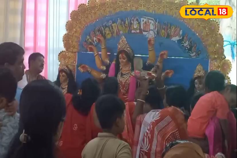 স্থানীয়দের মতে, বুড়ো মায়ের বরণ যেন আপন অতিথিকে বিদায় জানানো। তাই একে অপরের হাতে ফল, মিষ্টি, ফুল দিয়ে বরণ করার পাশাপাশি শঙ্খধ্বনি, উলুধ্বনি ও ঢাকের বাজনায় মুখরিত হয়ে ওঠে চারপাশের পরিবেশ।