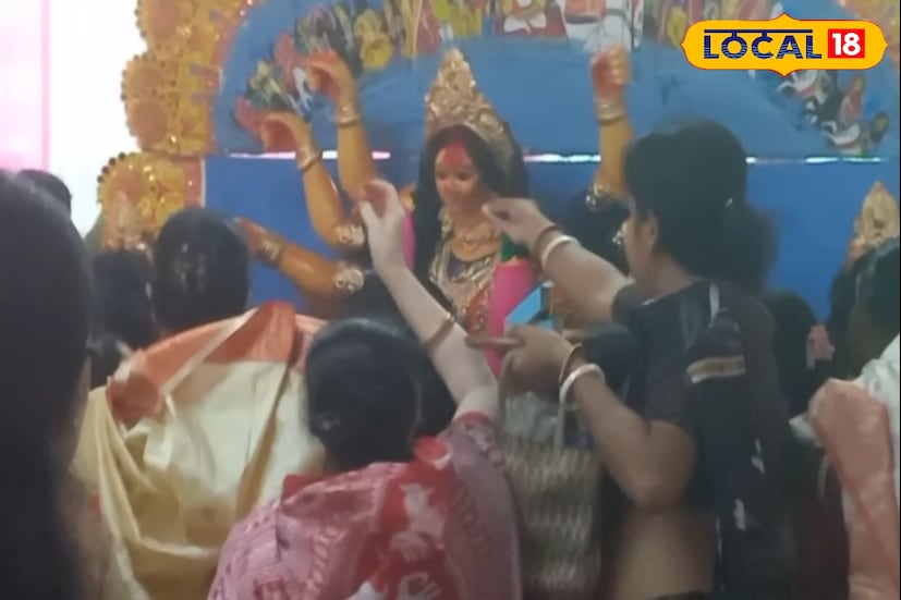এদিন ভক্তদের মধ্যে এক বিশেষ আবেগ কাজ করছে। কারণ বুড়ো মা-কে শুধুমাত্র দেবী রূপে নয়, বরং পরিবারের একজন সদস্য হিসেবে দেখা হয়।