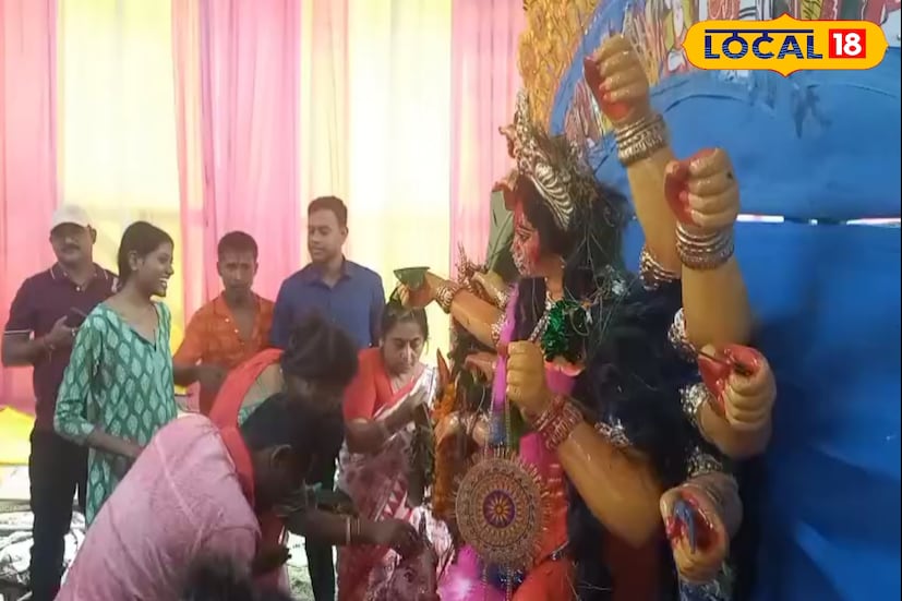 স্থানীয়দের বিশ্বাস, দুর্গাপুজোর সমাপ্তির পর এই বিশেষ প্রতিমা বিসর্জনের মধ্য দিয়েই মূলত শান্তিপুরের উৎসবের পরিসমাপ্তি ঘটে। আজ দুপুর থেকে বরণের পালা শুরু হয়। লম্বা লাইনে দাঁড়িয়ে শিশু, তরুণ, প্রবীণ সকলেই নিজেদের মতো করে মা-কে প্রণাম জানাতে থাকেন।