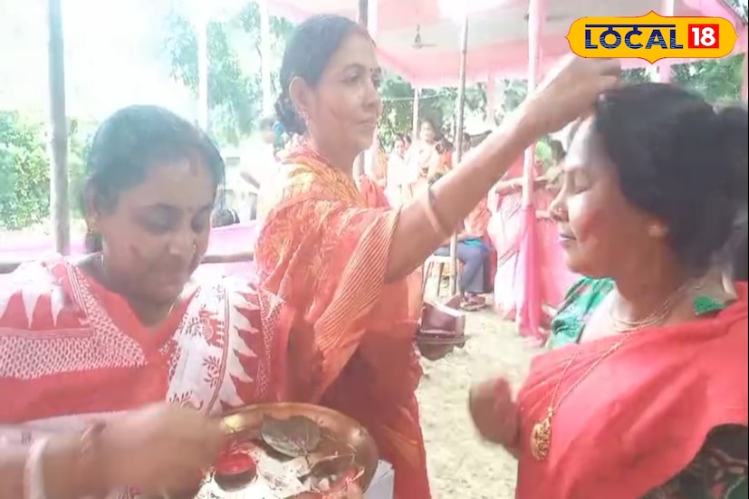 শান্তিপুরের বিভিন্ন ক্লাব ও বারোয়ারির পক্ষ থেকেও শোভাযাত্রায় অংশ নেওয়া হয়। সন্ধ্যা ঘনাতেই গঙ্গার উদ্দেশ্যে যাত্রা শুরু হয়। হাজার মানুষের ভিড়ে শান্তিপুরের রাস্তায় তৈরি হয় এক অনন্য দৃশ্য। গঙ্গার ঘাটে পৌঁছে নানা আচার-অনুষ্ঠানের পর সম্পন্ন হয় বিসর্জন।