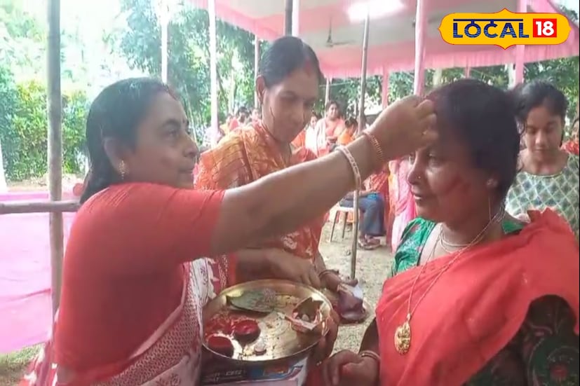দশকের পর দশক ধরে শান্তিপুরে এই রীতি বজায় রয়েছে। স্থানীয়দের কথায়, দুর্গাপুজোর আনন্দ যেমন একত্রে ভাগ করে নেওয়া হয়, তেমনি বুড়ো মায়ের বিদায়ও সবার চোখে জল এনে দেয়। কারণ এই বিদায়েই লুকিয়ে থাকে আগামী বছরের পুনর্মিলনের আশ্বাস। (ছবি ও তথ্যঃ মৈনাক দেবনাথ)