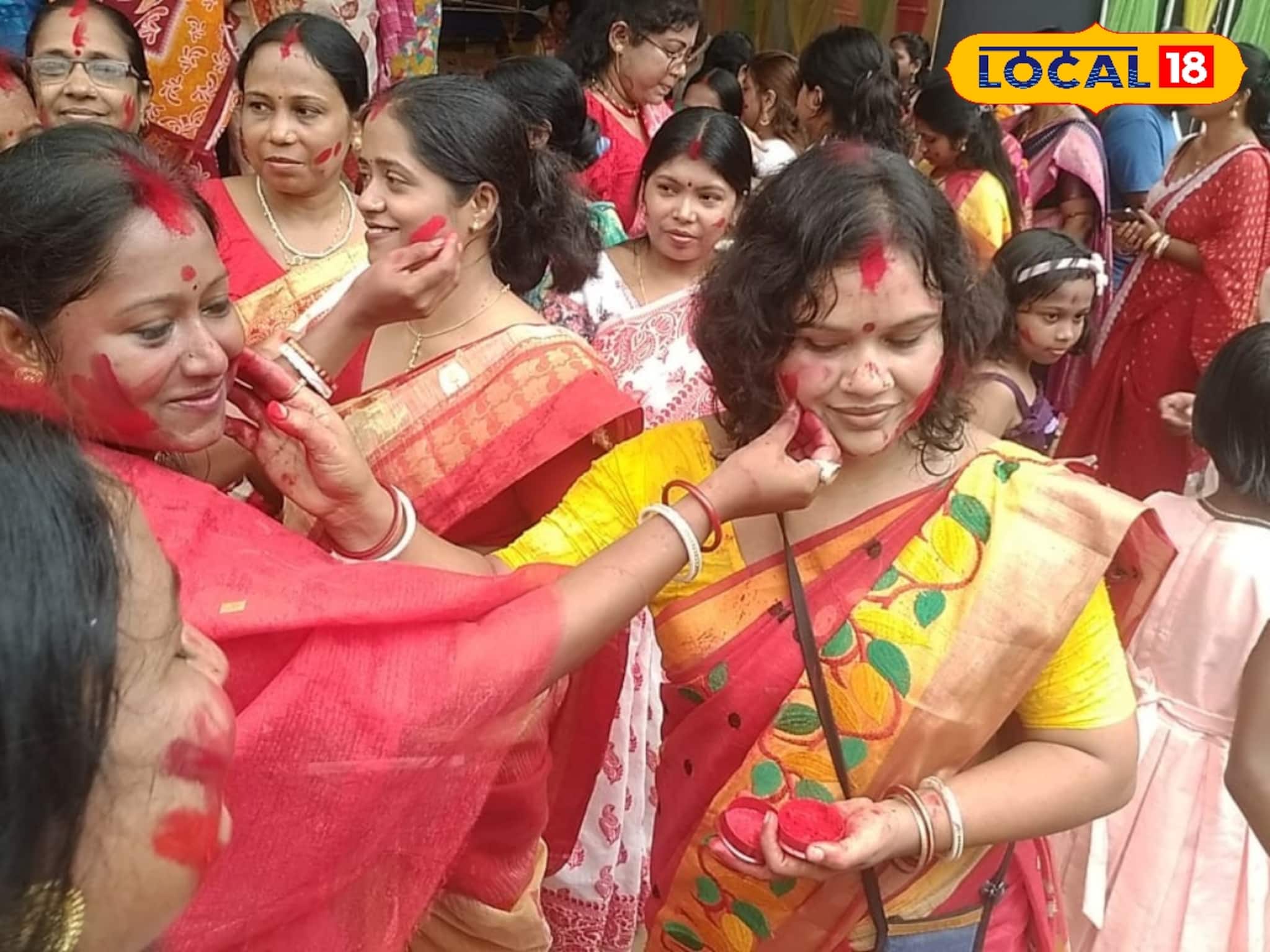 সিঁদুর খেলায় উমাকে বিদায়! পুজো শেষে মন ভারাক্রান্ত, শূন্যতায় পৃথিবী