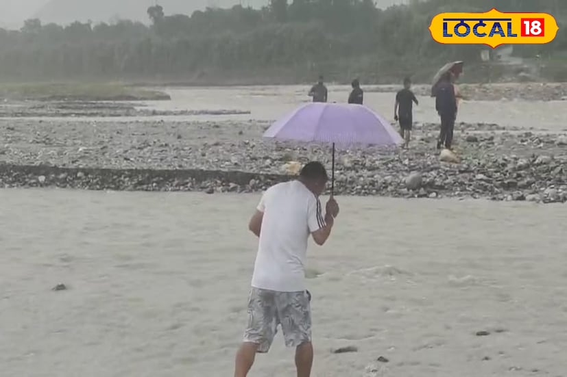 দুর্গা পুজোর বিসর্জনের কার্নিভাল রয়েছে।আলিপুরদুয়ার, জলপাইগুড়ি র পাহাড়ি নদীগুলোর ওপর নজরদারি চালাচ্ছে প্রশাসন। এই দুই জেলার বেশিরভাগ নদী ভুটান পাহাড় থেকে সৃষ্ট। ভুটান পাহাড়ে বৃষ্টি শুরু হলেই হড়পা বানের সম্ভাবনা দেখা যায়। 