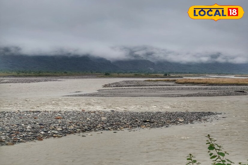 প্রতিকূল আবহাওয়ার কারণে আলিপুরদুয়ার শহরে পুজো কার্নিভাল শুরু হবে দুপুর ২ টায়। কালজানি নদীতে জল বেড়েছে। নদীর সামনে হাইড্রোলিক ক্রেন রাখা হয়েছে। সিভিল ডিফেন্স কর্মী এবং ডুবুরি রাখা হয়েছে।