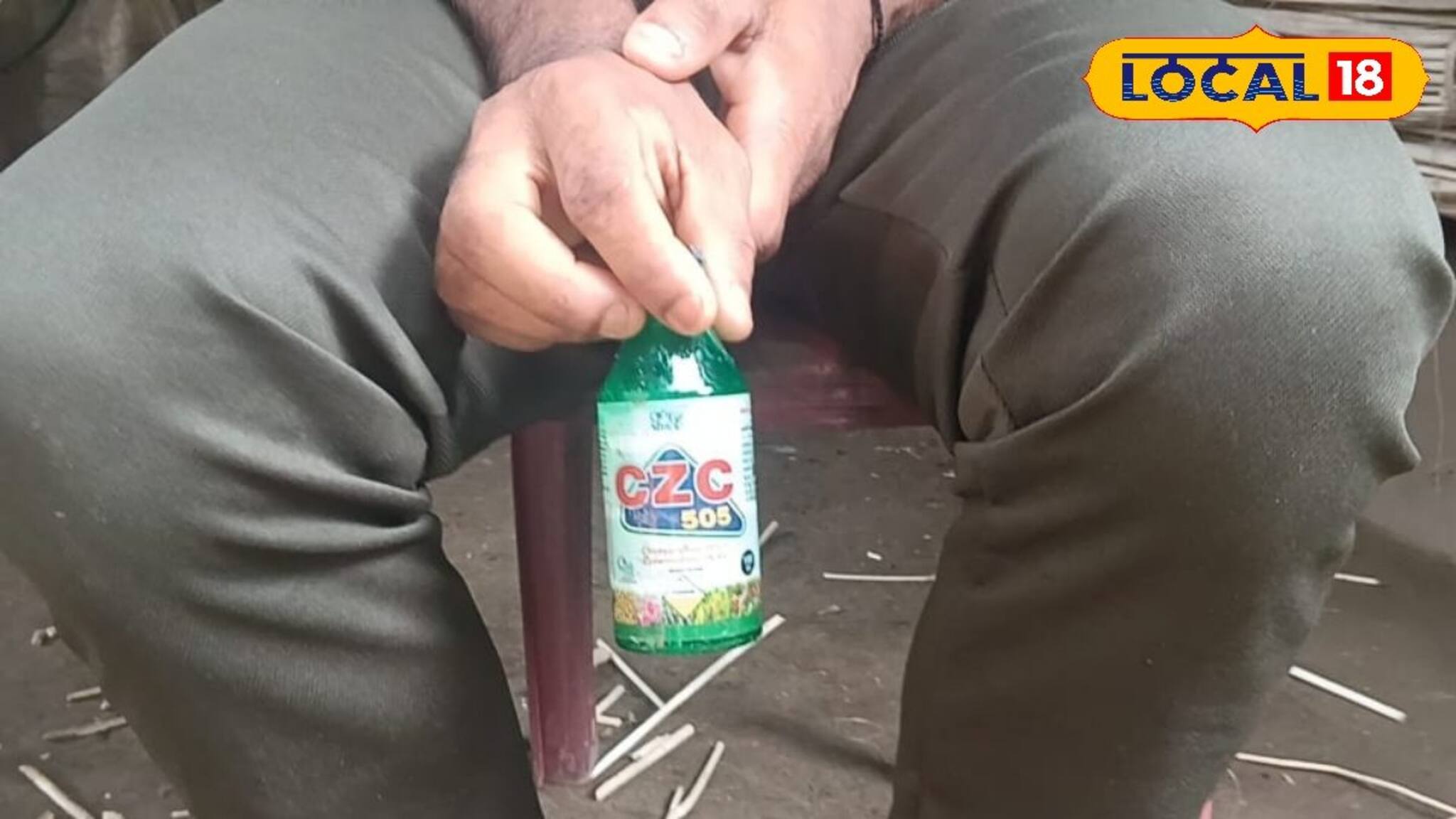 পিরিতি কাঁঠালের আঠা... প্রেমে ছ্যাঁকা খেয়ে প্রেমিকার বাড়ির সামনে ধরনায় বসল যুবক