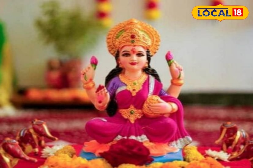 কোনও পুজোয় সুফল তখনই মেলে যখন আরাধ্যা ঈশ্বর তাঁর ভক্তের উপর প্রসন্ন হন। ঠিক এই কারনেই লক্ষ্মী পুজোয় পাঁচালী পড়া লক্ষ্মী পুজোর একটি গুরুত্বপূর্ণ অংশ। তাই লক্ষ্মীর পাঁচালী পাঠ করলে রোগ-ব্যাধি থেকে মুক্তি ঘটে। 
