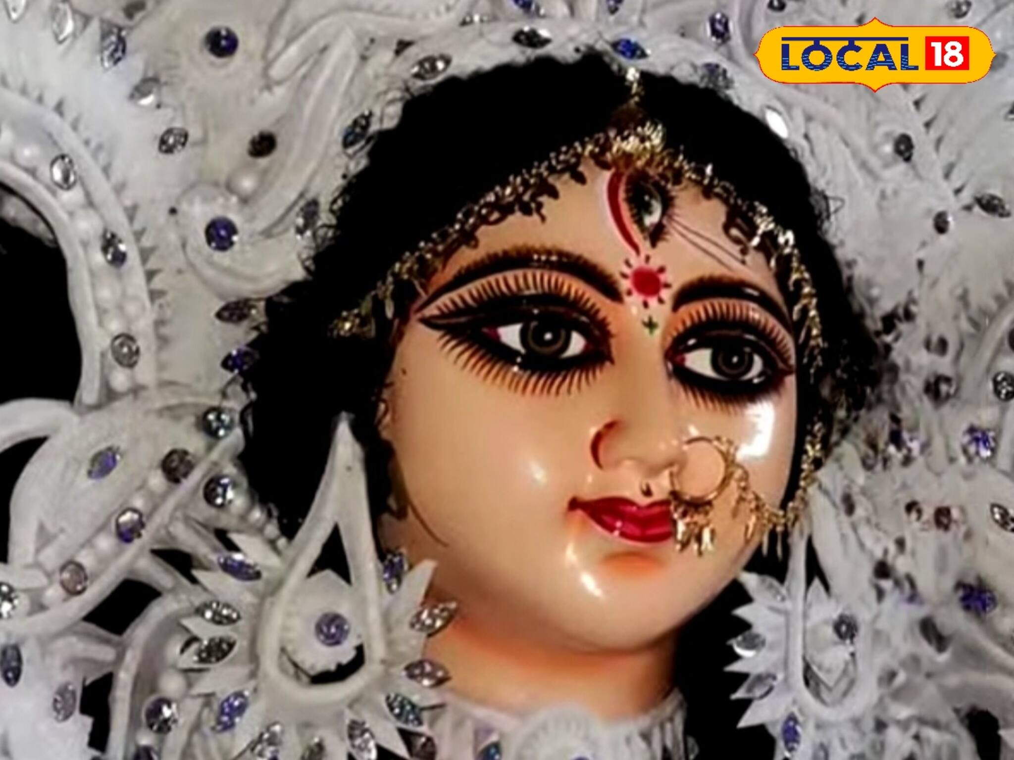 লক্ষ্মীপুজোর তোড়জোড় তুঙ্গে, নতুন ধরনের অলঙ্কার তৈরিতে ব্যস্ত শোলা শিল্পীরা