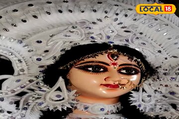 লক্ষ্মীপুজোর তোড়জোড় তুঙ্গে, নতুন ধরনের অলঙ্কার তৈরিতে ব্যস্ত শোলা শিল্পীরা