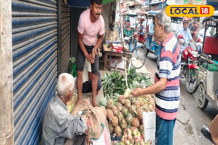 কোন জিনিসের কেমন দাম? লক্ষ্মীপুজোর আগে সবজির দাম বেড়েছে কয়েকগুণ, সাধারণ মানুষের নাজেহাল অবস্থা। জলপাইগুড়ির বিভিন্ন বাজারে লঙ্কা কেজি প্রতি ১০০ টাকা, বেগুন ৫০ টাকা, টম্যাটো ১০০ টাকা, আলু ২০ টাকা, পটল ১০০ টাকা, শসা ৮০ টাকা আর ফুলকপি কেজি প্রতি ১৫০ টাকায় বিক্রি হচ্ছে।