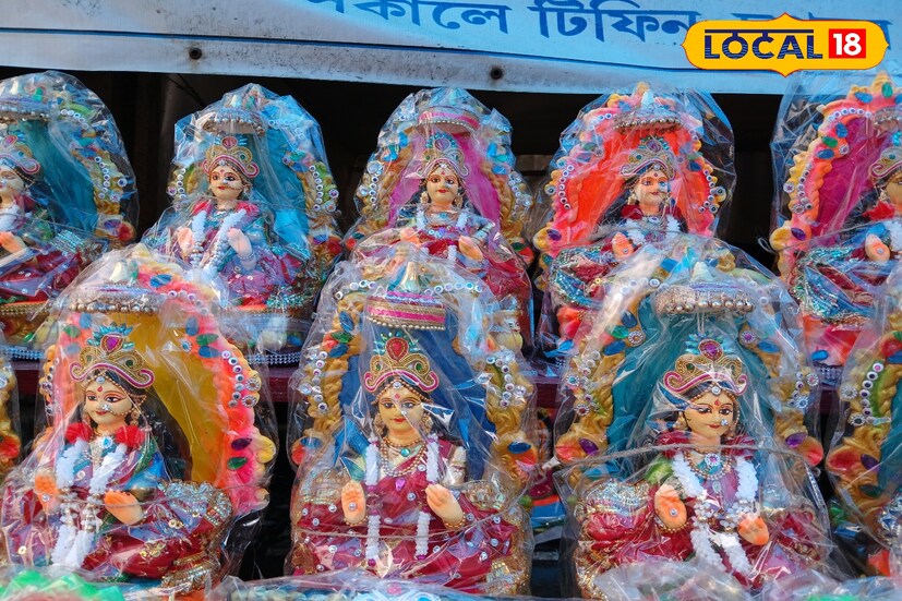 আবার অনেকেই আছেন যারা প্রতিমা তৈরি করেন না প্রতিমা কিনে এনে বিক্রি করেন পুজোর সময়। এরকম অনেক ব্যবসায়ী ও শিল্পী বিভিন্ন পুজোর দু-একদিন আগে পসরা সাজিয়ে বসেন বর্ধমানের কার্জন গেট চত্বরে লক্ষী লাভের আশায়। কিন্তু লক্ষ্মী পুজোর আগে মাথায় হাত ব্যবসায়ীদের।