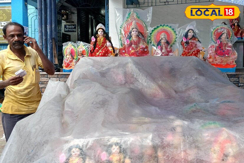 লক্ষী পুজোয় লক্ষ্মী লাভের আশায় ব্যবসায়ীরা কিন্তু মিলছে শুধুই হতাশা।পুজো মানেই সারা বছরের রুজিরুটি যোগার। ভিন জেলা থেকেও বর্ধমানে আসেন অনেকেই প্রতিমা বিক্রি করতে।গণেশ, বিশ্বকর্মা, লক্ষ্মী, কার্তিক, সরস্বতী প্রতিমা গড়ে পুজোর সময় তা বিক্রি করে চলে সংসার। আবার কেউ কেউ অন্য জায়গা থেকে প্রতিমা কিনে এনে বিক্রি করেন কিন্তু তাতেও বাদ হয়ে দাঁড়াচ্ছে বৃষ্টি। (চিত্র ও তথ্য সূত্র: সায়নী সরকার)