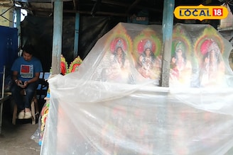 ধনদেবীর অপেক্ষা রাস্তার পাশে, আদর করে ঘরে তোলার লোক কোথায়? চিন্তায় বিক্রেতারা