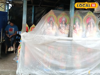 ধনদেবীর অপেক্ষা রাস্তার পাশে, আদর করে ঘরে তোলার লোক কোথায়? চিন্তায় বিক্রেতারা