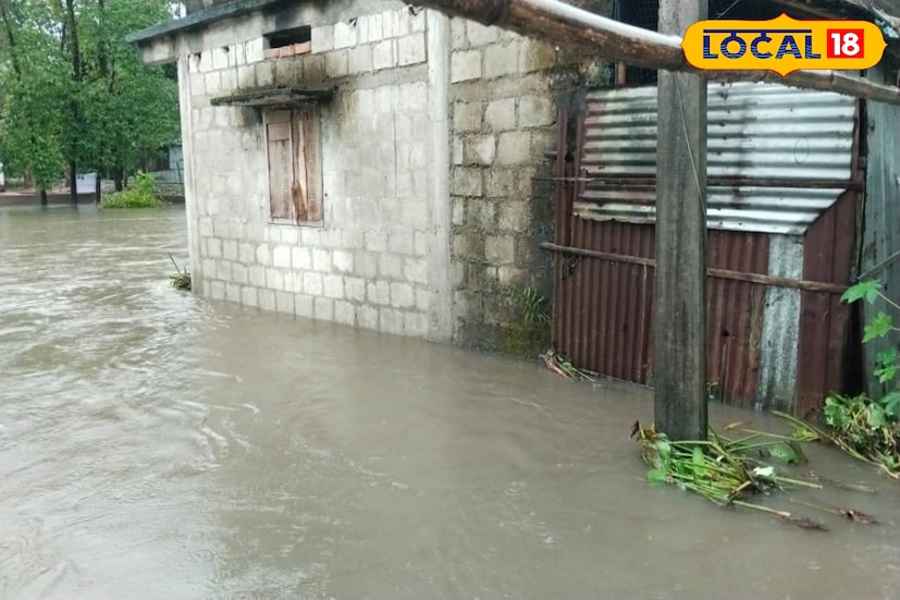 ভুটান পাহাড়ে অবিরাম বৃষ্টির জেরে পাহাড়ি নদীগুলিতে জলস্তর দ্রুত বেড়ে চলেছে। ফলে ডুয়ার্সের বাড়ারহাট, নাগরাকাটা, বানারহাট, গয়েরকাটা এবং সংলগ্ন বনবস্তি এলাকাগুলি জলমগ্ন হয়ে পড়েছে। প্রায় পাঁচশোরও বেশি বাড়ি জলভাগ্ন হয়েছে, বহু ঘরে ঢুকে পড়েছে নদীর জল। স্থানীয় বাসিন্দারা আশ্রয় নিয়েছেন উঁচু জায়গায় ও স্কুল ভবনে। 