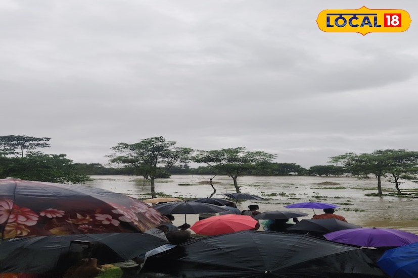 এদিকে আবহাওয়া দফতর জানিয়েছে, আগামী ২৪ ঘণ্টাতেও ভারী থেকে অতিভারী বৃষ্টির সম্ভাবনা রয়েছে উত্তরবঙ্গের পাহাড়ি ও সমতল এলাকাগুলিতে। প্রশাসনের পক্ষ থেকে সকলকে সতর্ক থাকার নির্দেশ দেওয়া হয়েছে। 