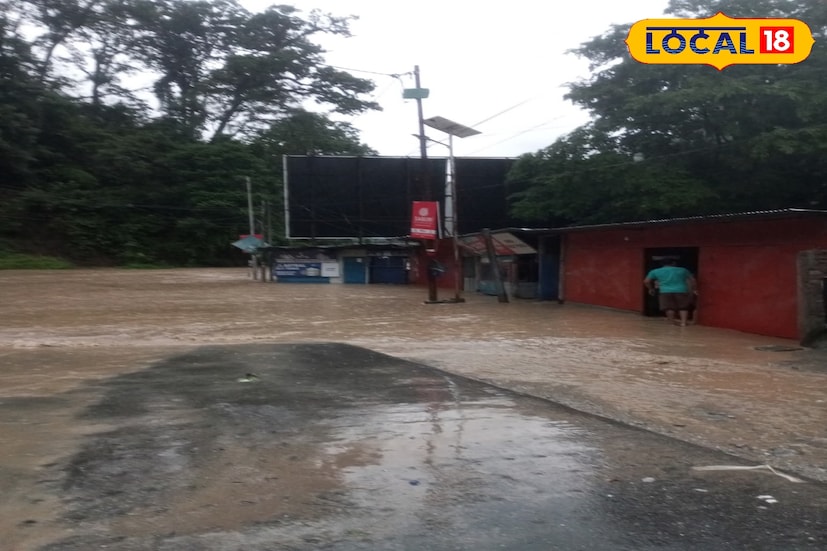 প্রশাসনের পক্ষ থেকে উদ্ধারকাজ শুরু হয়েছে, কিন্তু অবিরাম বৃষ্টিপাতের কারণে উদ্ধারকার্য ব্যাহত হচ্ছে। স্থানীয় প্রশাসন জানিয়েছে, তিস্তা নদীর জলস্তর দ্রুত বাড়ছে, যা অতীতের ভয়াবহ বন্যার স্মৃতি ফিরিয়ে আনছে। ছবি ও তথ্য : ঋত্বিক ভট্টাচার্য