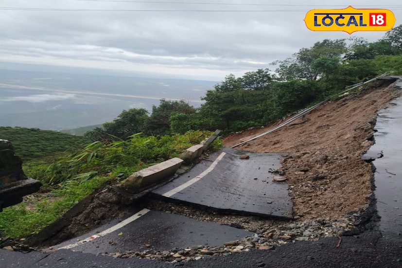 *টানা বৃষ্টিতে পাহাড়ি ঢাল নরম হয়ে যাওয়ায় ধসের আশঙ্কা আরও বাড়ছে বলে স্থানীয় প্রশাসনের পক্ষ থেকে জানানো হয়েছে। রাস্তা পরিষ্কার ও স্বাভাবিক যাতায়াত ফিরিয়ে আনতে ইতিমধ্যেই উদ্ধার ও পরিস্কার অভিযান শুরু হয়েছে।