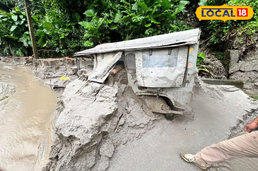 প্রবল বৃষ্টির দাপটে বিপর্যস্ত উত্তরবঙ্গ এখন এক ভয়াবহ পরিস্থিতির মুখে দাঁড়িয়ে। পাহাড় থেকে নদী—সব জায়গায়ই ধস, ভাঙন, বন্যা এবং মৃত্যু-দুঃসংবাদের মিশ্র চিত্র। প্রশাসনের সর্বোচ্চ তৎপরতা সত্ত্বেও আবহাওয়া আরও কয়েকদিন খারাপ থাকার সম্ভাবনা থাকায় সর্বস্তরে সতর্কতা জারি রয়েছে। (ছবি ও তথ্য : ঋত্বিক ভট্টাচার্য)