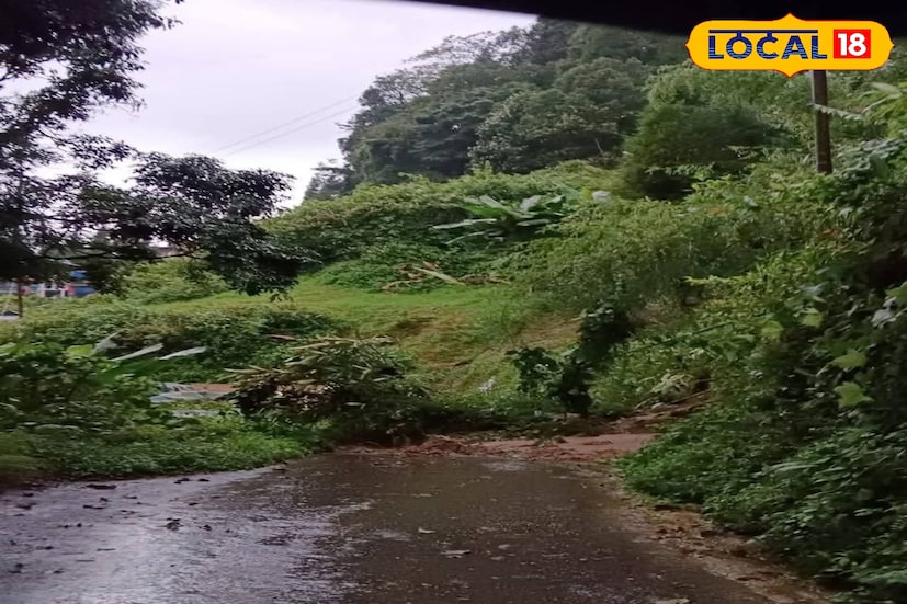 *শিলিগুড়ি, ঋত্বিক ভট্টাচার্য: প্রবল বর্ষণে উত্তরবঙ্গের পাহাড়ি জেলাগুলিতে তৈরি হয়েছে বিপর্যয়ের পরিস্থিতি। দার্জিলিং, কালিম্পং ও শিলিগুড়ির সঙ্গে একাধিক সড়ক যোগাযোগ বন্ধ হয়ে পড়েছে ধস ও নদীর জলবৃদ্ধির কারণে। পর্যটকদের দুর্ভোগ চরমে, যদিও প্রশাসন বিকল্প পথ খুঁজে বার করে চলছে যাতায়াত স্বাভাবিক রাখার চেষ্টা।