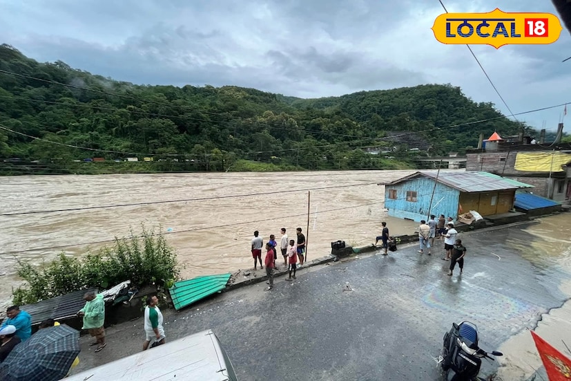*পর্যটকদের উদ্দেশে প্রশাসনের তরফে জানানো হয়েছে, আবহাওয়া ও সড়ক পরিস্থিতির হালনাগাদ তথ্য দেখে তারপরই পাহাড়মুখী হতে। ভারী বৃষ্টির কারণে নতুন করে ধসের সম্ভাবনাও রয়েছে, তাই সতর্ক থাকা জরুরি সকলকে।