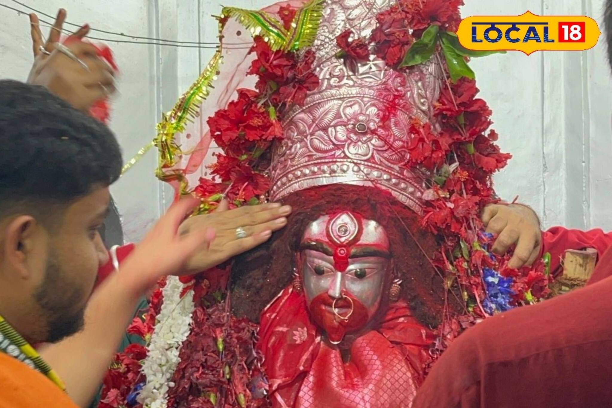 গর্ভগৃহে নয়, আজ বিশ্রাম মঞ্চে রাজবেশ পরিয়ে পুজো করা হবে মা তারার, দর্শন করুন এই শুভ লগ্ন