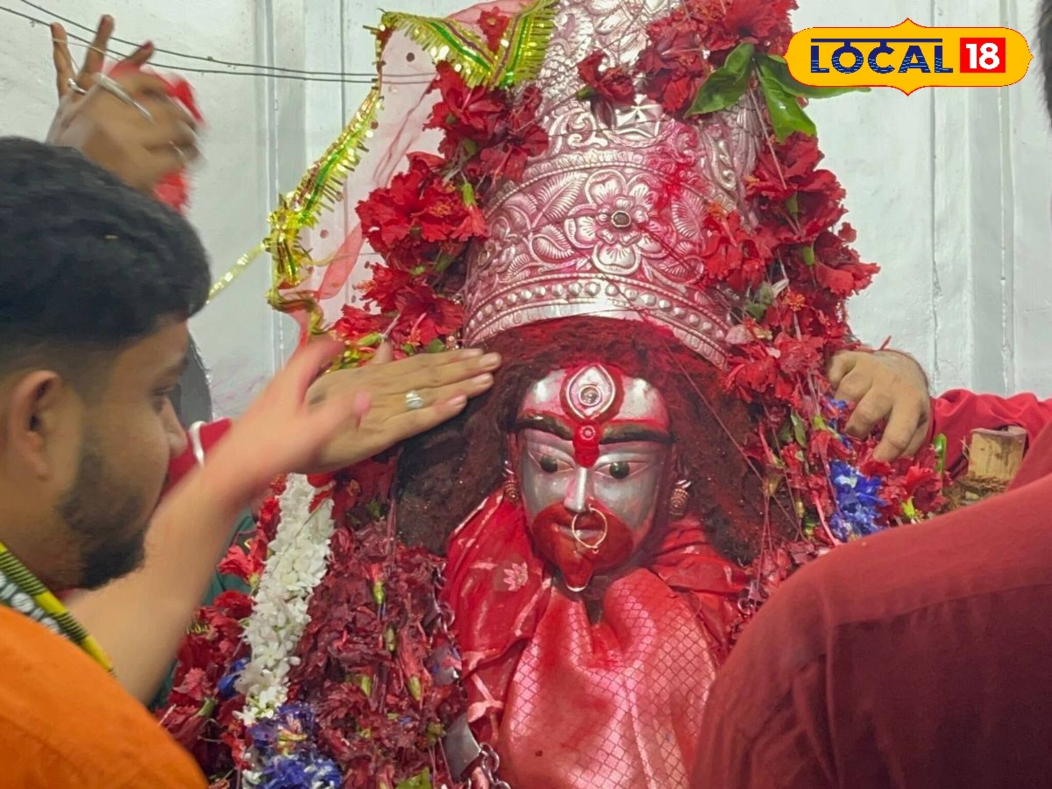 গর্ভগৃহে নয়, আজ বিশ্রাম মঞ্চে রাজবেশ পরিয়ে পুজো করা হবে মা তারার, দর্শন করুন এই শুভ লগ্ন