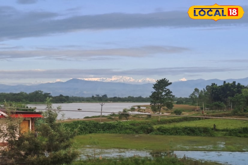 সকালে লাটাগুড়ির এক রিসর্টে থাকা পর্যটকরা মোবাইল ক্যামেরায় তুলে রাখেন এক বিরল দৃশ্য, কালো মেঘের ফাঁক গলে উঁকি মারছে রুপোলি কাঞ্চনজঙ্ঘা। মুহূর্তের মধ্যে সেই ছবি ছড়িয়ে পড়ে সোশ্যাল মিডিয়ায়।